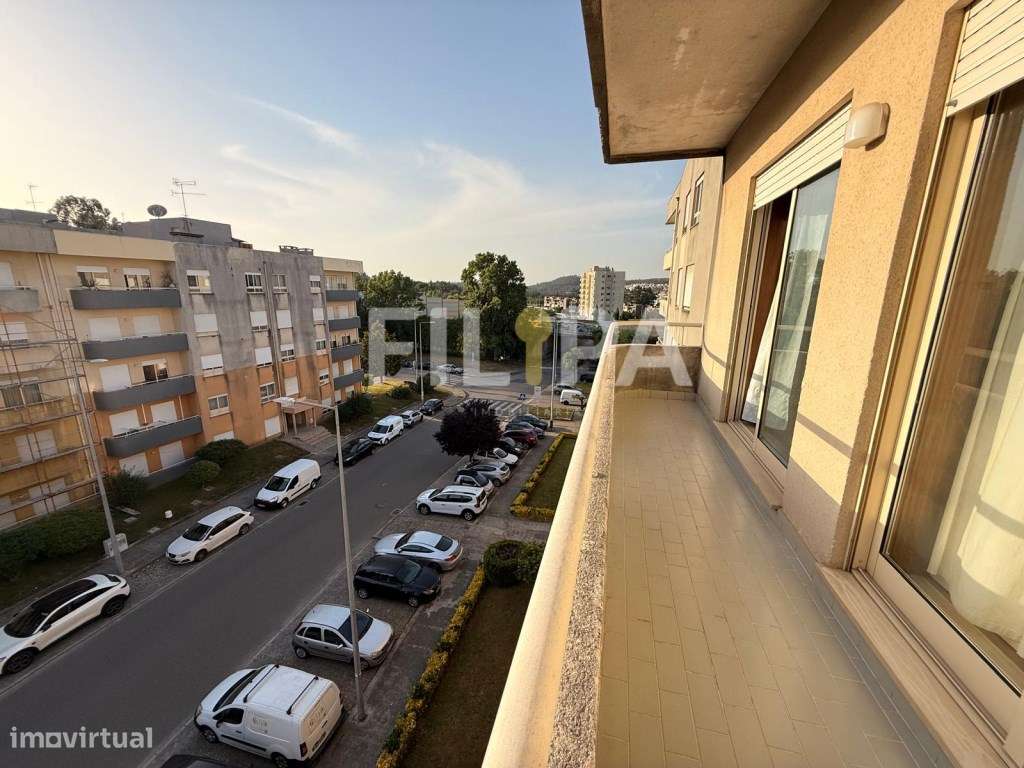 T2 no Último Andar com Varanda, Garagem e Arrumo em Valongo-13