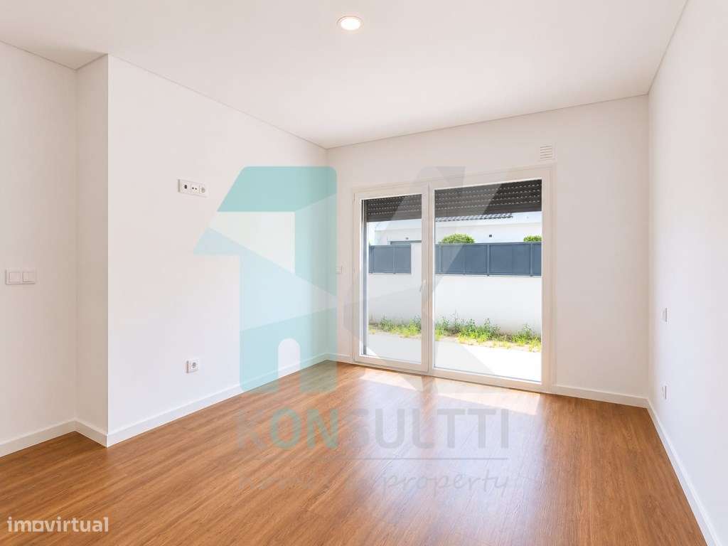 Moradia térrea T4 nova com boas áreas e jardim - Fernão Ferro-10