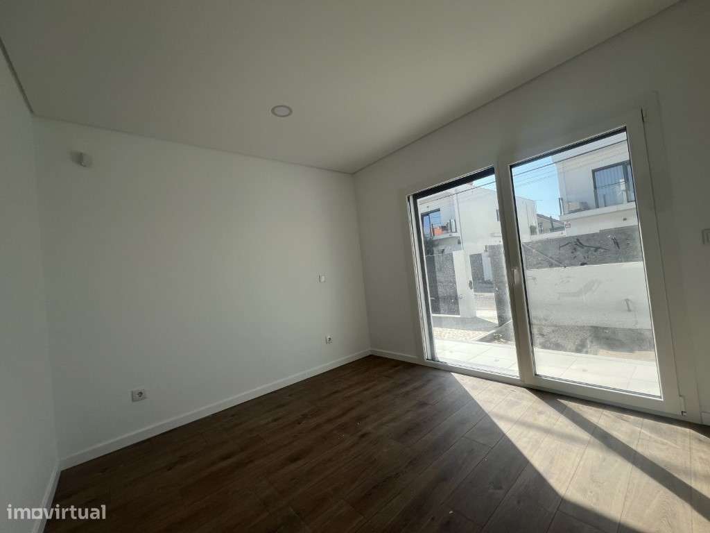 Moradia t4 centro de Fernão Ferro com ótimas áreas - Grande imagem: 5/24