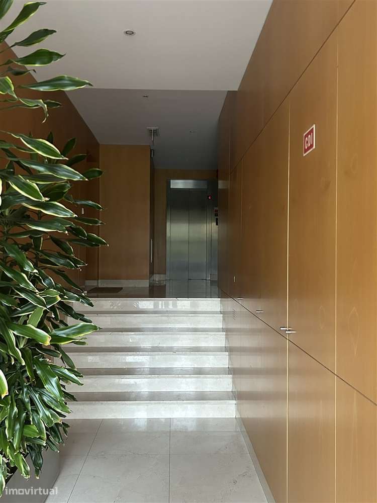 T2 generoso c/ varanda a poente no Parque da Cidade-5