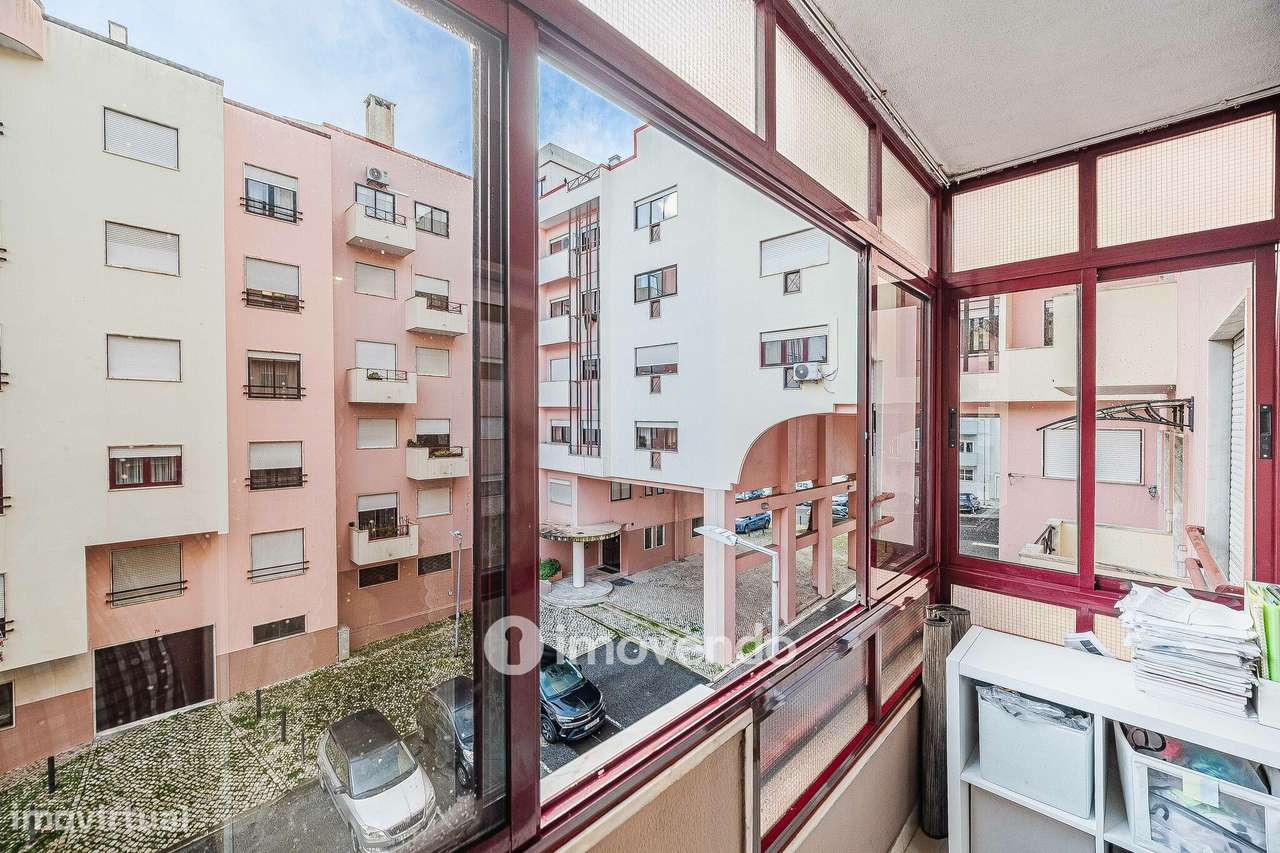 Apartamento T3, com estacionamento e arrecadação, na Ramada-21