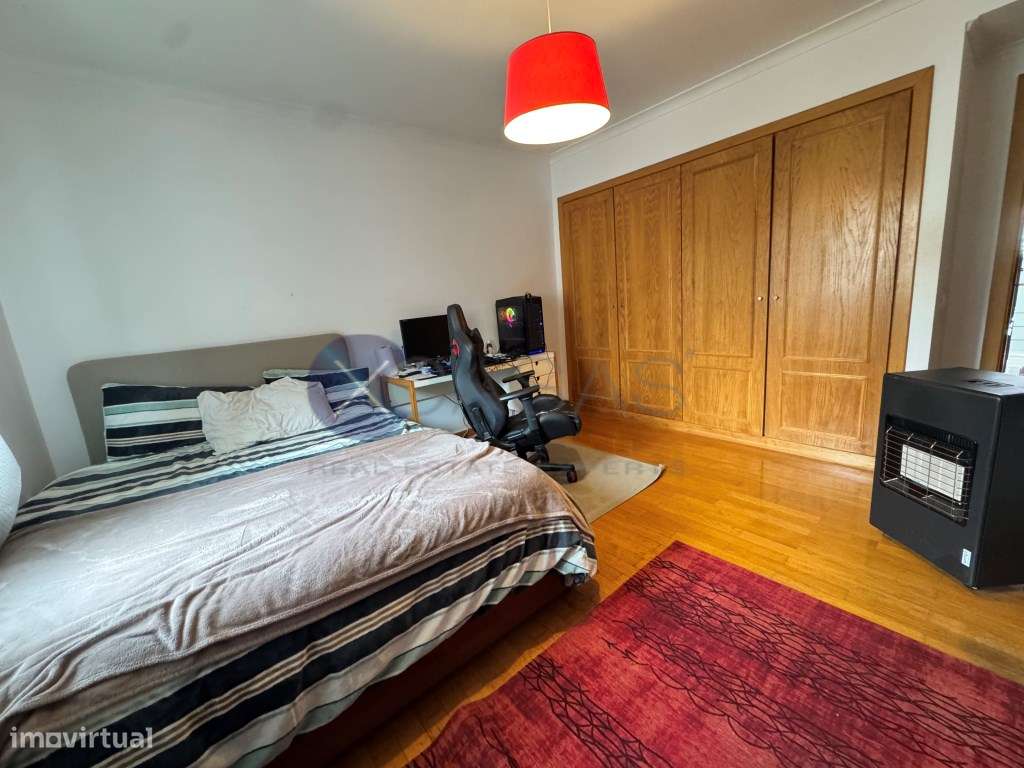 single-family residential building, with a T6 layout, comprising gr...-56