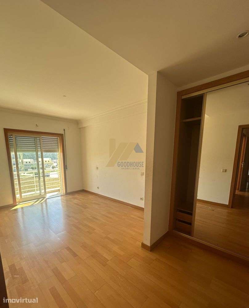 Apartamento T2+1 com varanda e dois lugares de garagem-5