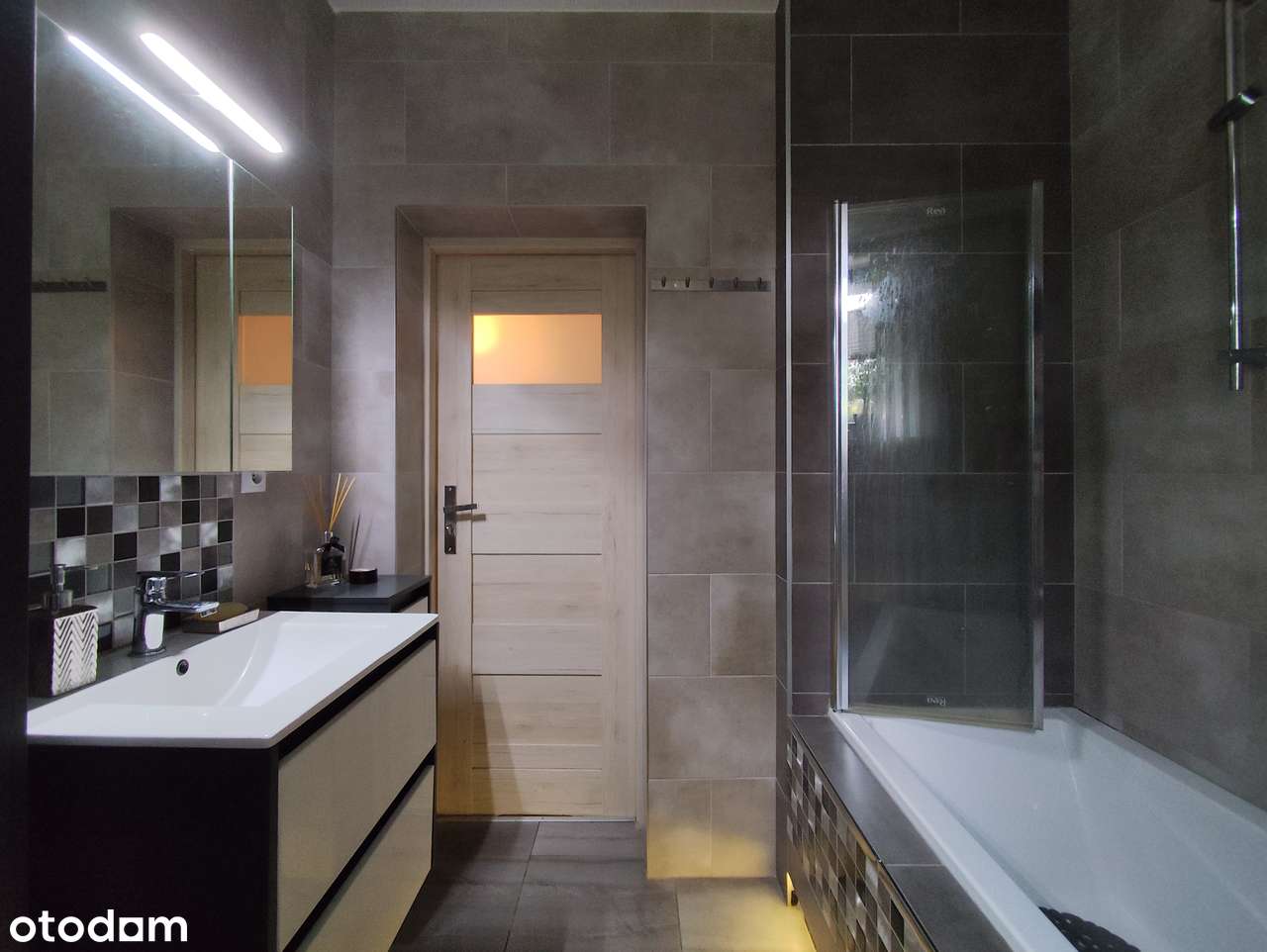 Dom piętrowy (bliźniak) 115 m2 + pow. piwnic na działce 265 m2, garaż-17