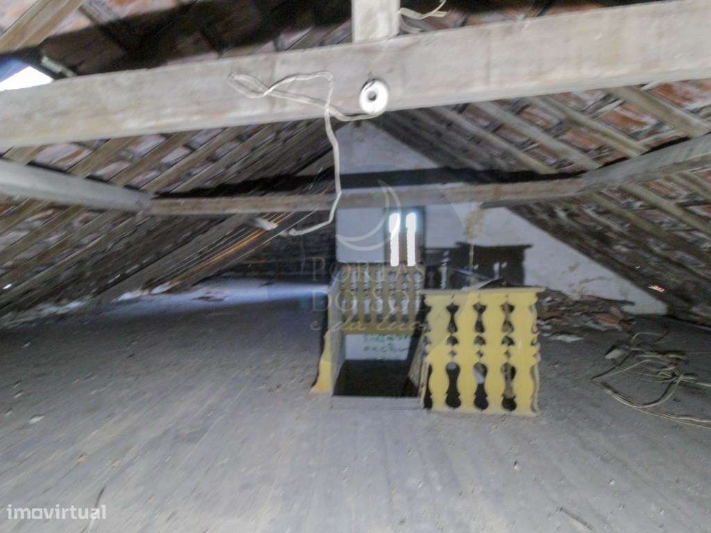 Imóvel c arquitetura histórica na rua principal do Cartaxo.-13