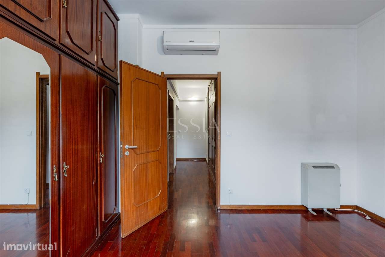 Apartamento T4 com Garagem Box entre o Marquês e Praça Sá Carneiro-22