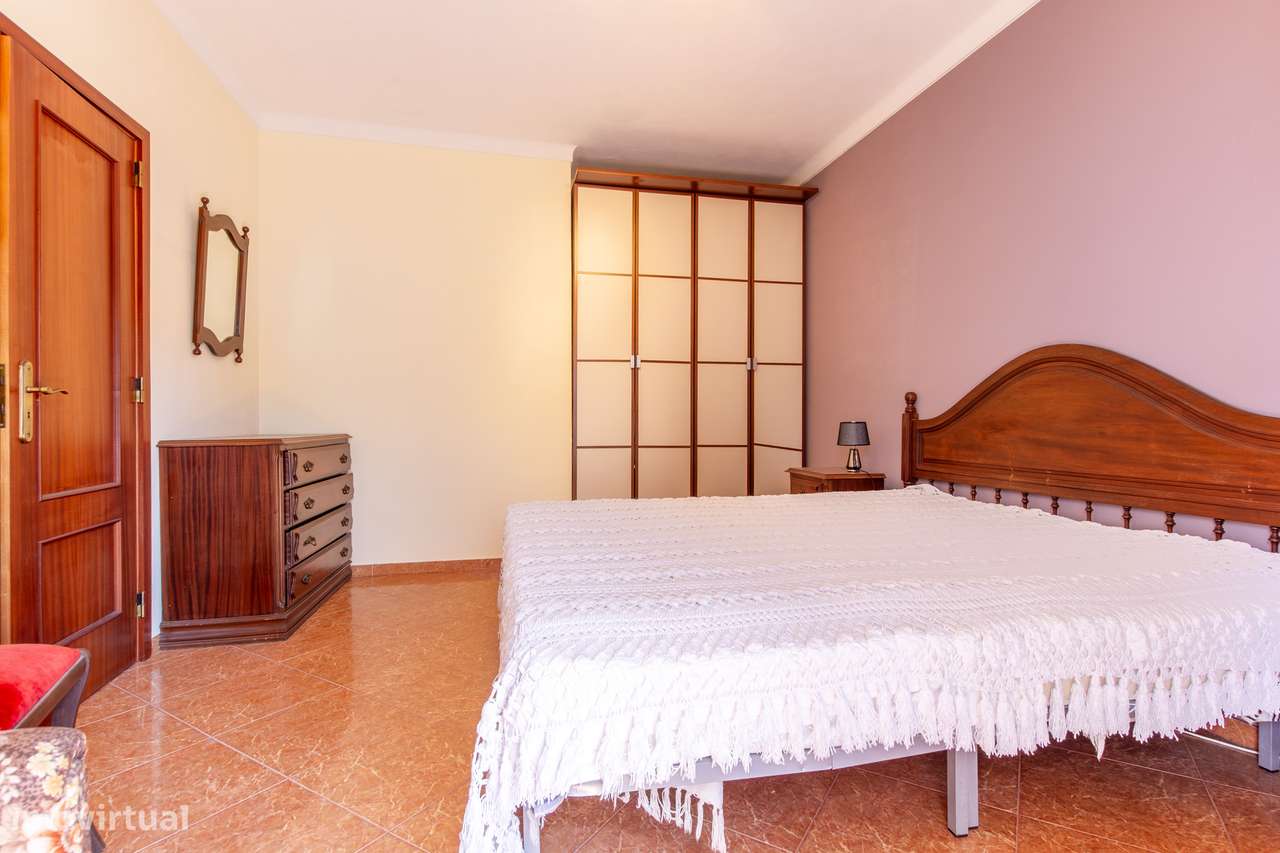 Moradia isolada Bi-Familiar T3 + 2 apartamentos T1 no piso superior-25