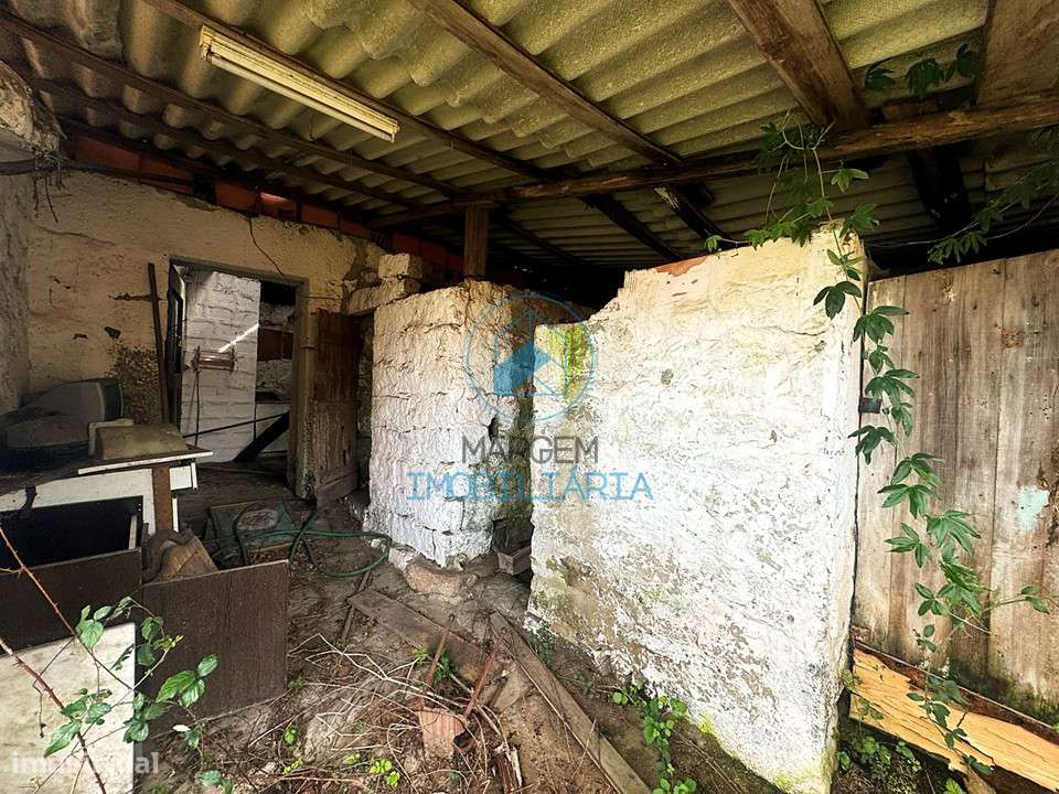 Casa em pedra p/restauro e terreno urbano – 87m de frente - Grande imagem: 4/20