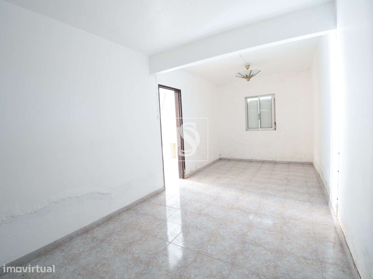 Terreno de 1.320 m² no Calhandriz, na zona da Adanaia  com ribeiro e b-13