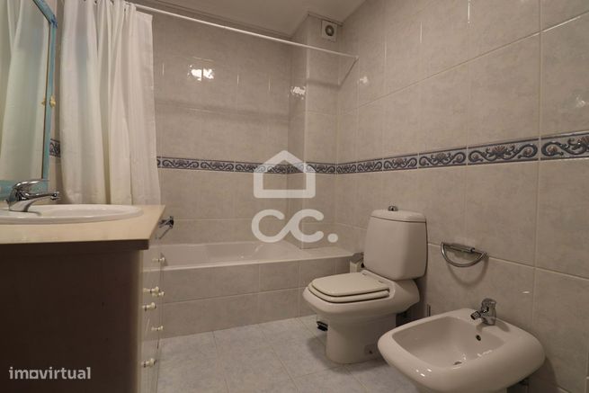 Moradia T5 nos Carvalhais com jardim, piscina e campo de jogos.-14