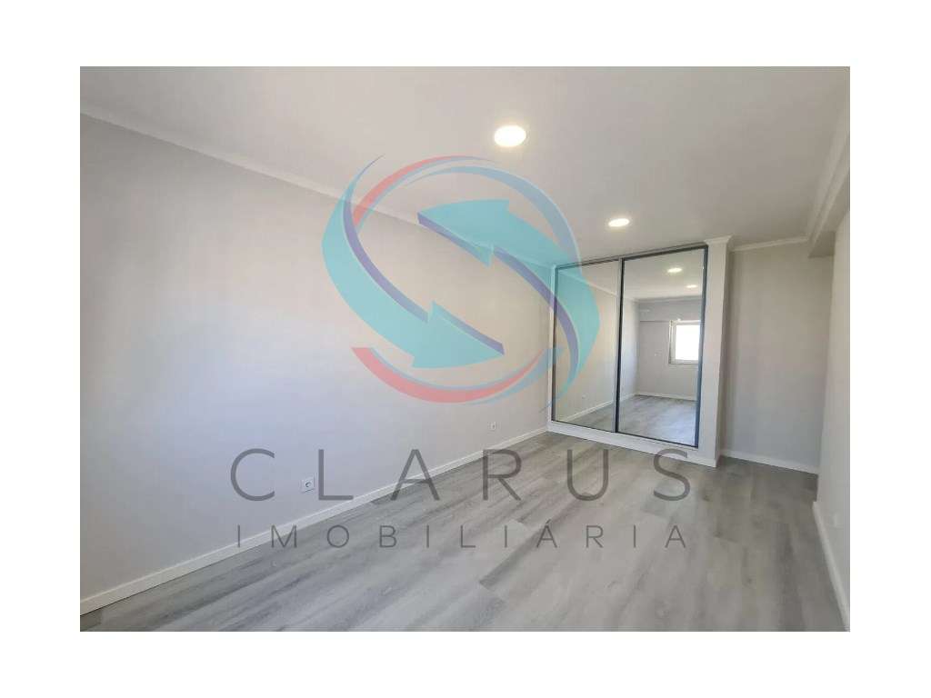 Apartamento T4 totalmente remodelado-6