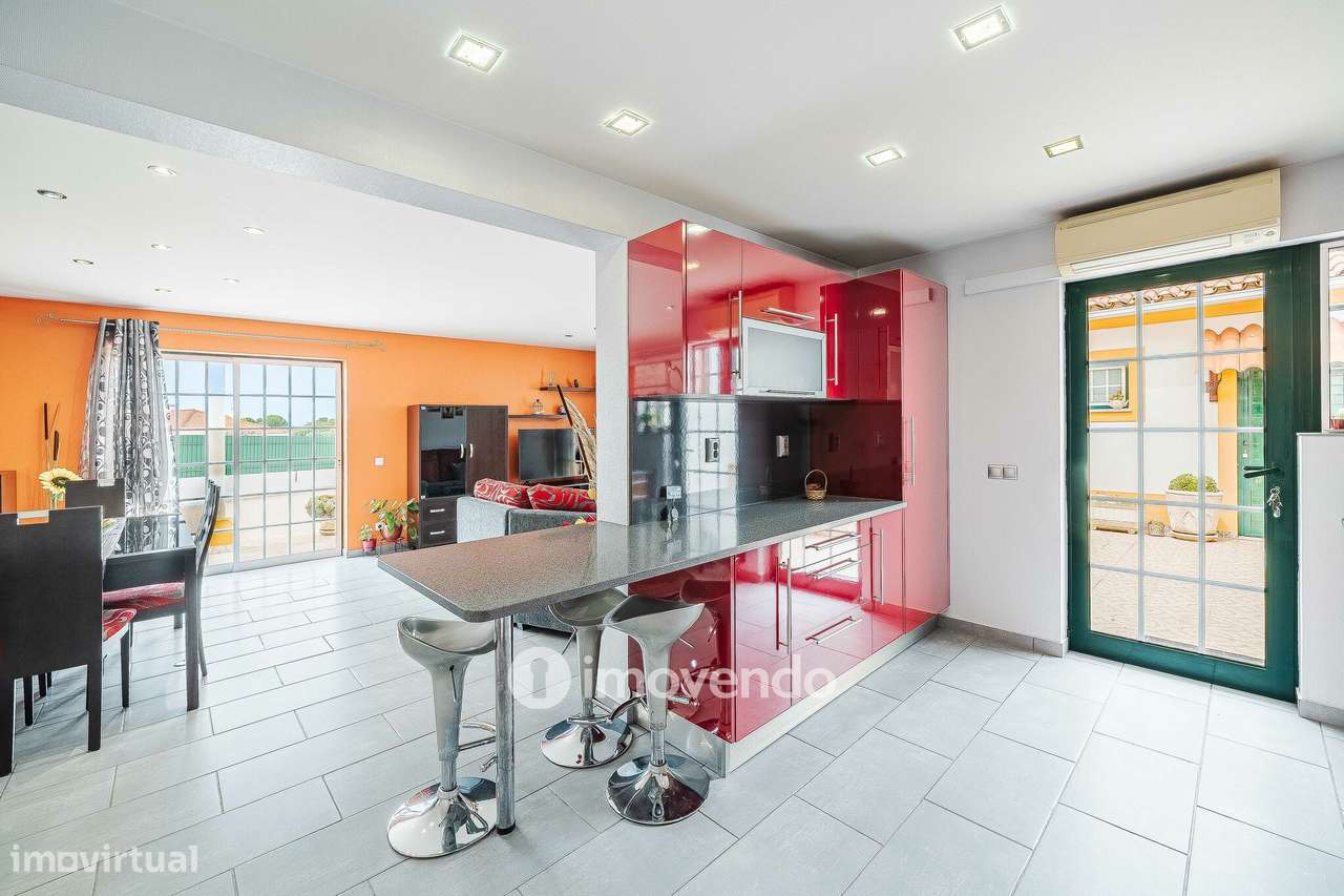 Moradia T4 com garagem e espaço exterior enorme, em Coruche-10