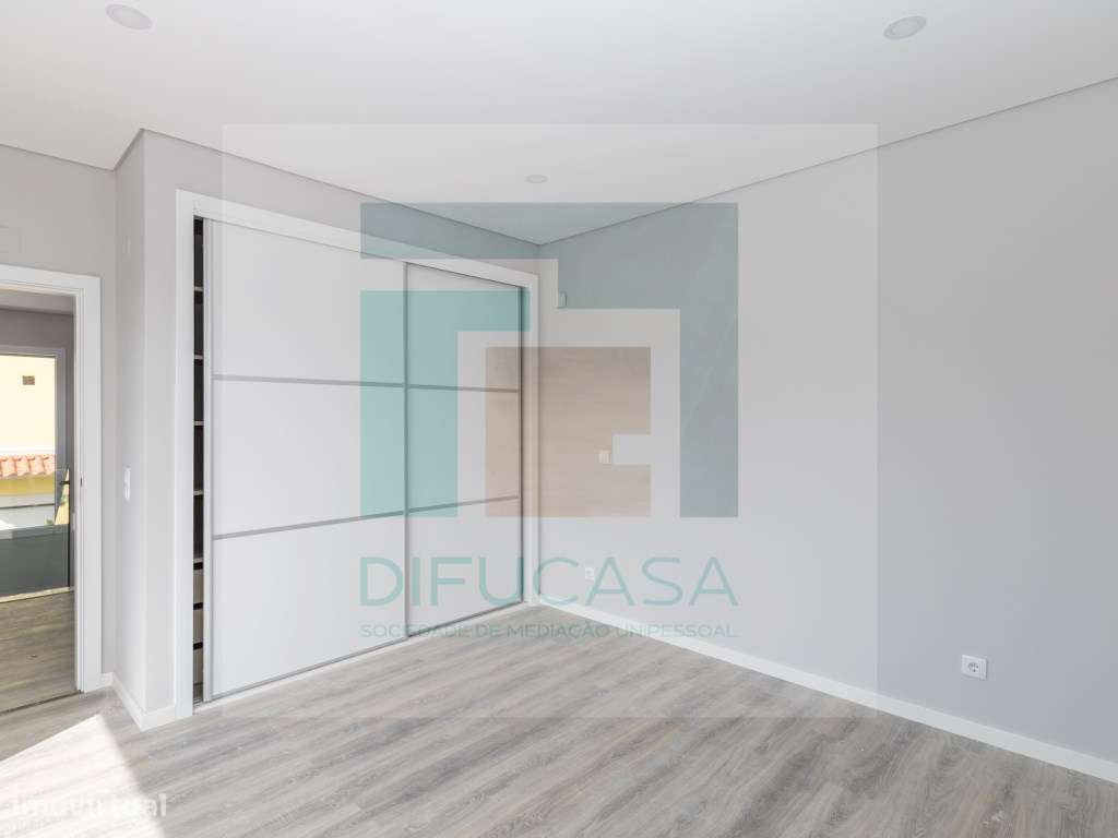 Moradia Isolada T4 Duplex com Piscina e Garagem-52