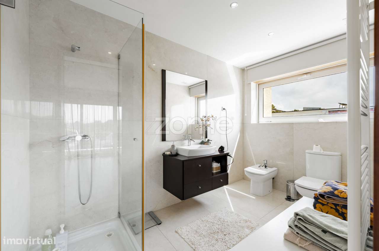 Moradia T5 com Piscina, 4 Suites e Garagem para 4 Carros em Esposende-53