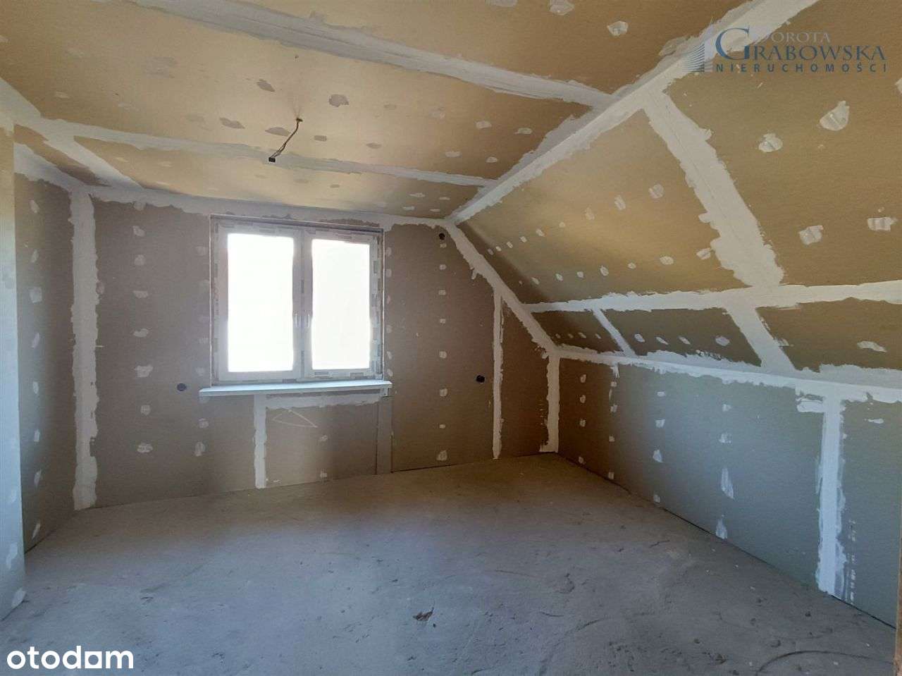 Wolnostojący dom w ładnym otoczeniu.-16