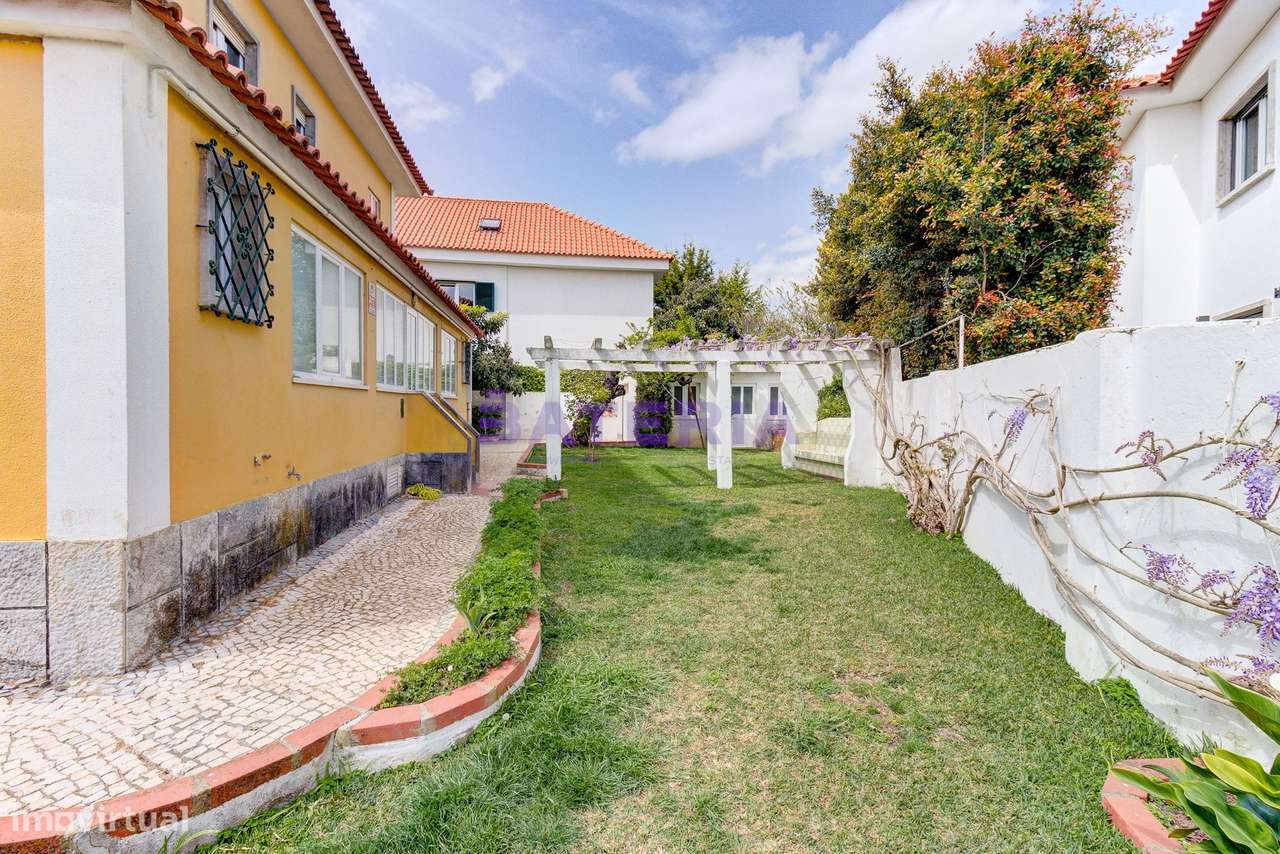 Moradia Independente T5 em Linda-a-Velha-43