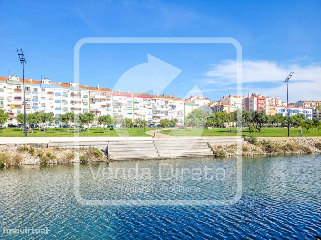 Moradia T4 Duplex com Logradouro perto da Estação Fluvial do Barreiro.-16