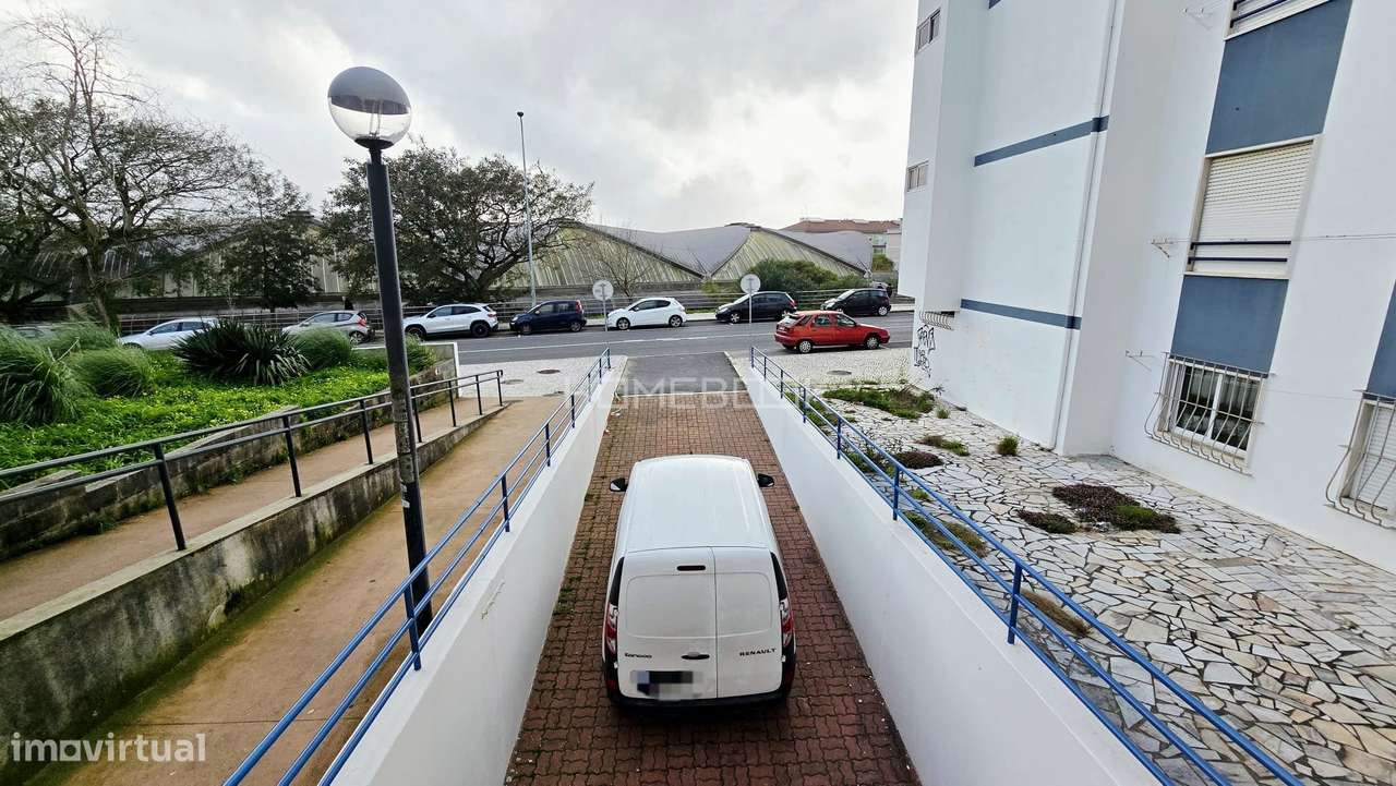 Loja com dois pisos, localizada em frente à Estação da CP da Rinchoa - Grande imagem: 5/10