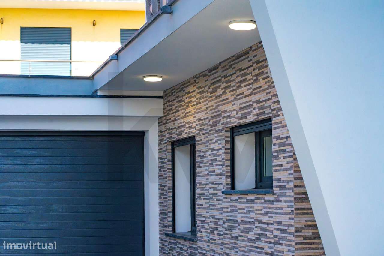 T3 Isolada em Famões: A Estreia Perfeita para a sua Família-52