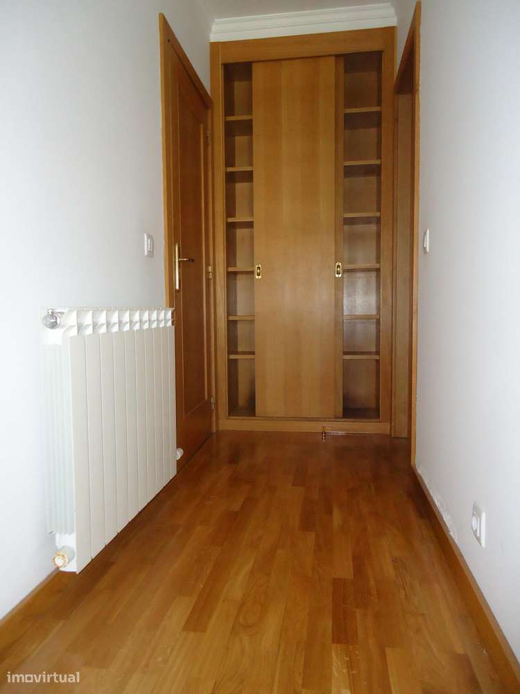 Excelente T2 com garagem fechada para 2 carros, Mozelos-9