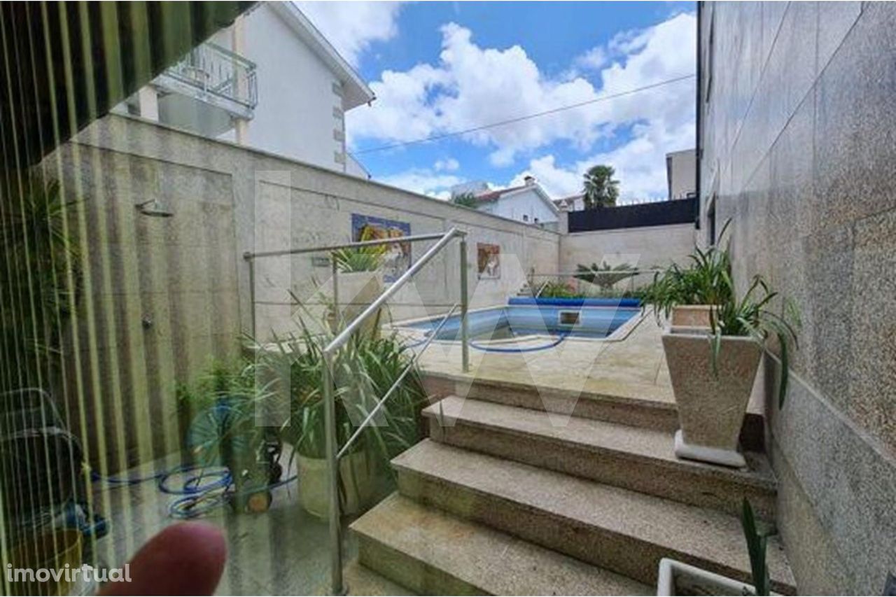 Moradia com acabamentos de luxo e piscina em Vila Verde