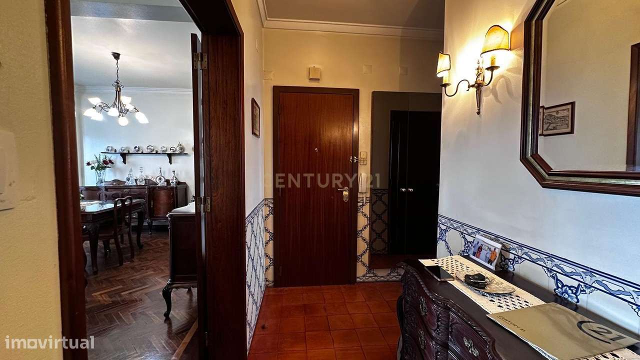 Apartamento T4 à Venda em Benfica – 9.º Andar com Vista Desafogada | E-12