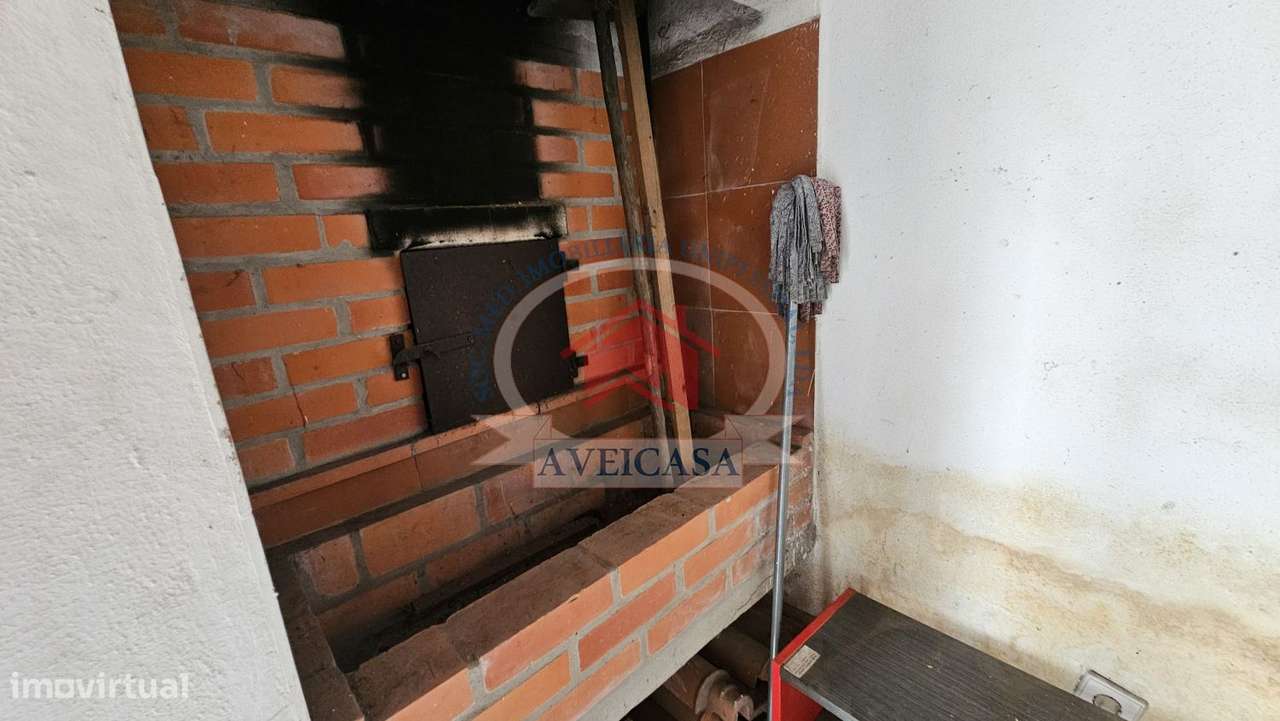 Moradia isolada T5 em bom estado com quintal e garagens-31