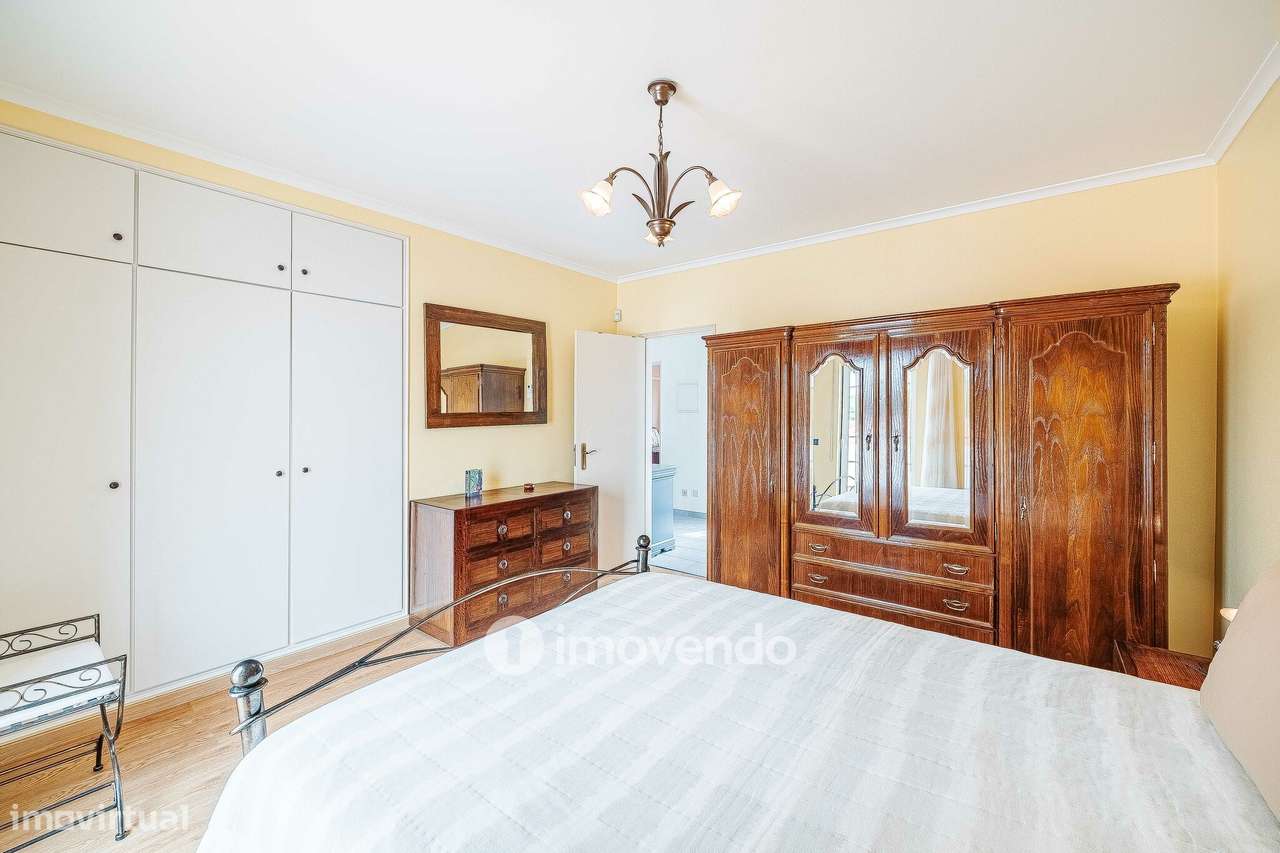 Moradia T4 com garagem e espaço exterior enorme, em Coruche-35
