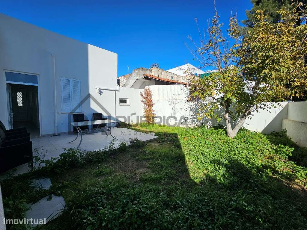 Moradia V2 em Loulé renovada com terraço e logradouro-29