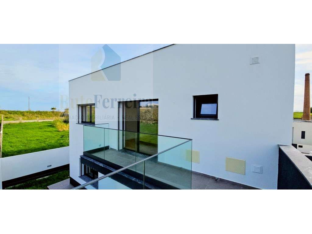 Espetacular Moradia T4 Nova, com Garagem e Logradouro!-31