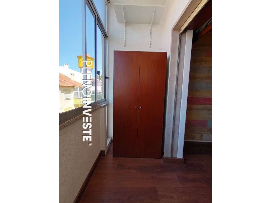 T2 com Excelente Potencial + Arrecadação de 40m2 em Corroios-5