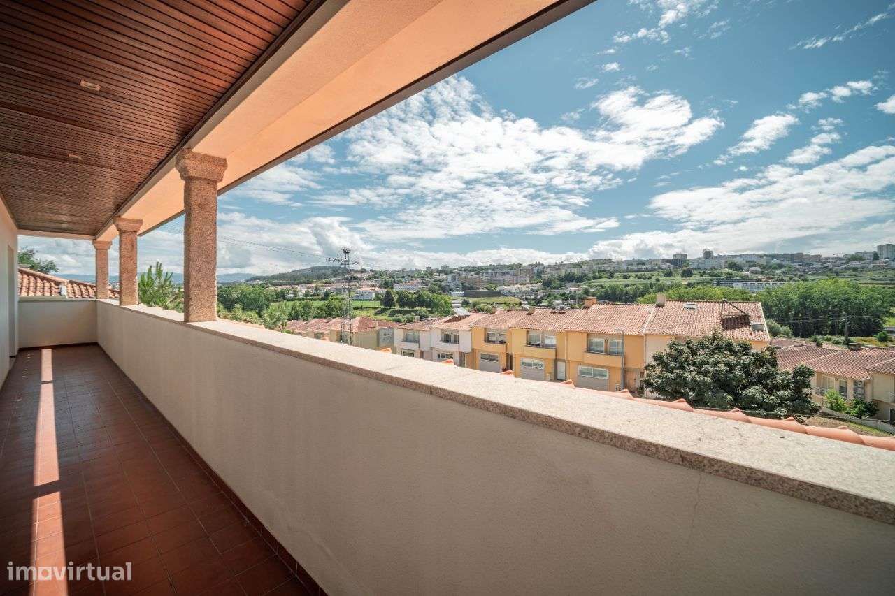 Moradia T4 com piscina em Braga-17