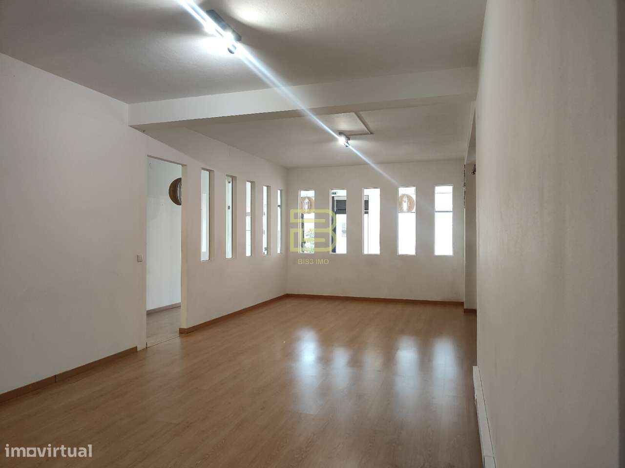 LOJA com 136m² em Zona Estratégica –BAGUIM do MONTE – Ideal para Vário - Grande imagem: 1/15