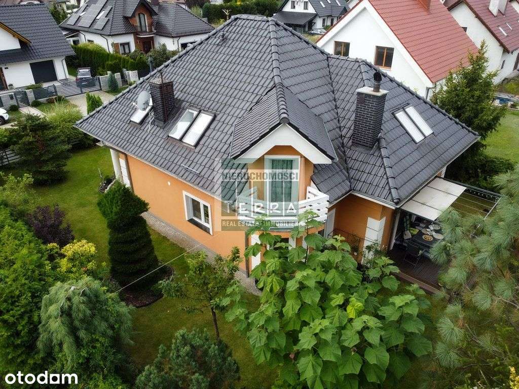 Uroczy dom na przedmieściach.-6