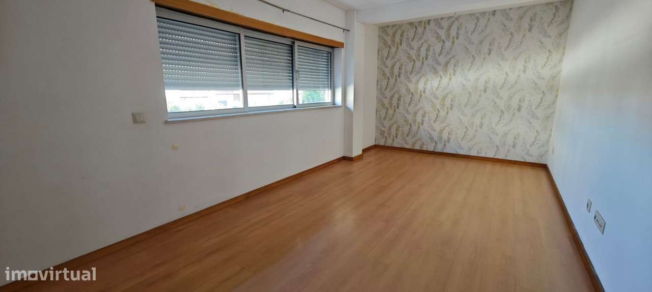 Apartamento T2 com parqueamento e vista de mar.  A 3 minutos da pra...-5