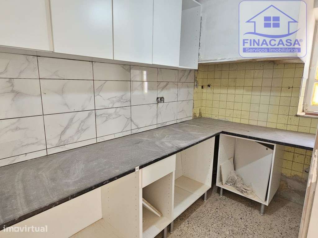 Prédio com 2 habitações e 1 loja de comércio - Baixa de Setúbal-8
