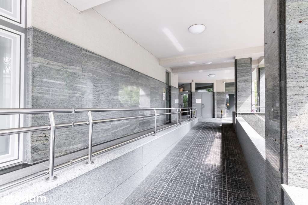 Budynek 97, klatki po remoncie, Rondo Daszyńskiego-3