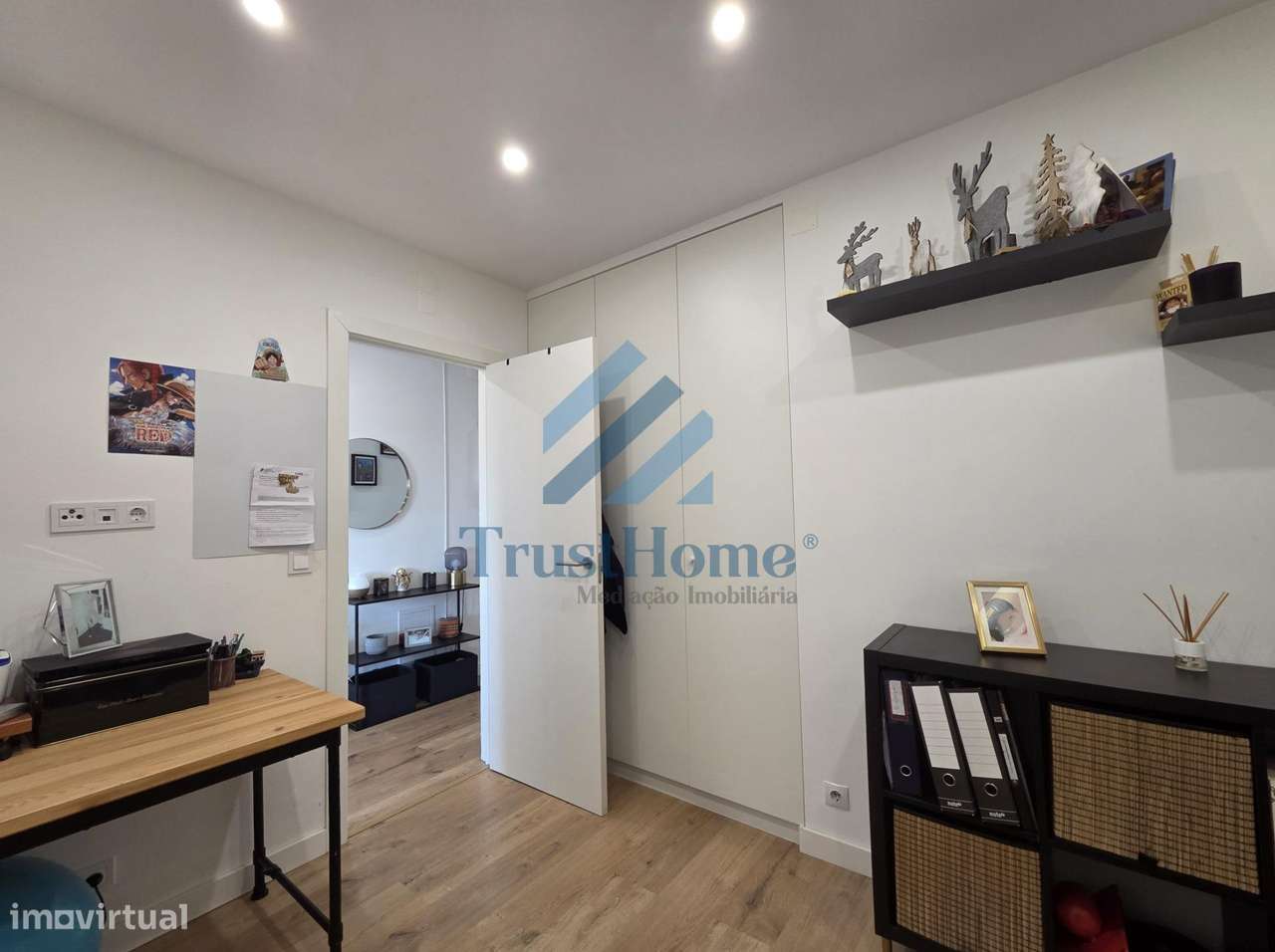 T1+1 totalmente remodelado e arrecadação com 23,5m2 e vista...-8