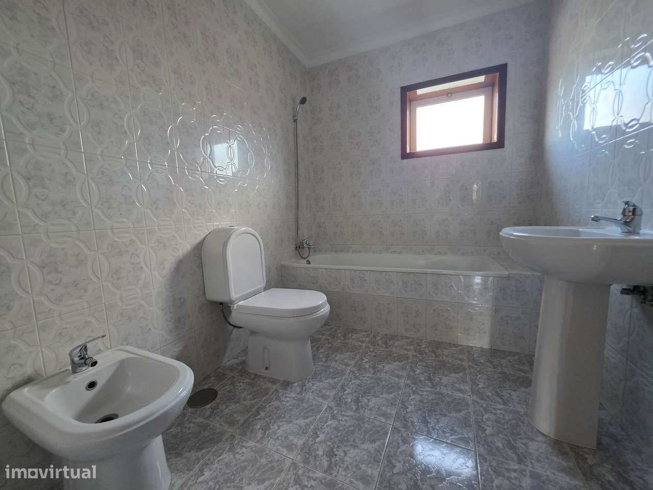 Moradia T2 com terraço e garagem nos subúrbios-13