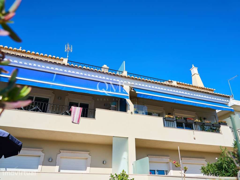 Duplex contemporâneo de três níveis em Santa Bárbara de Nexe, Algarve-44