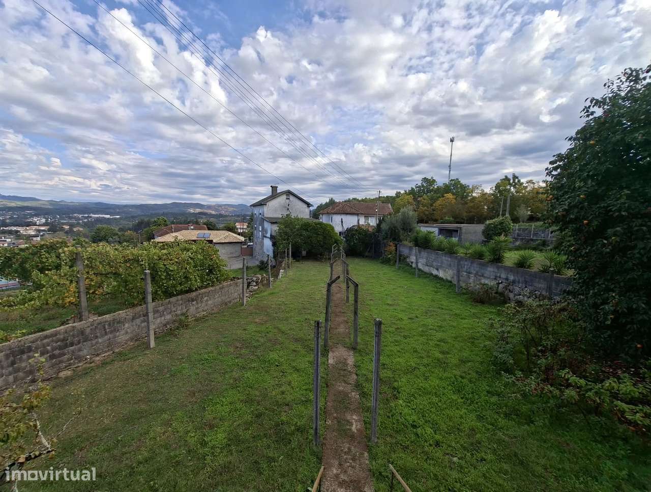 Moradia de 3 pisos com 1000m² de terreno, T3, 2 WC em Serafão, Fafe.-15