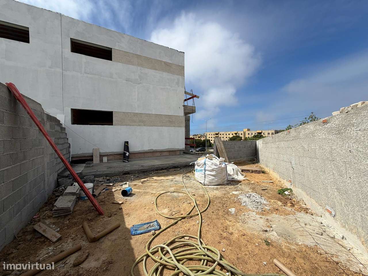 Moradia independente T5 – À praia da Madalena-8