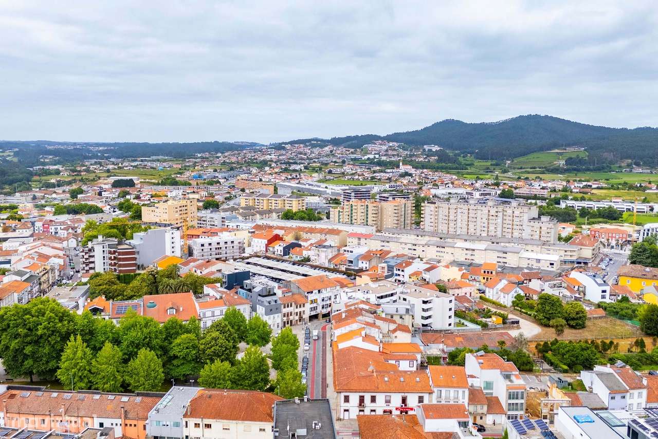 Trespasse de Conceituada Loja de Roupa Infantil no Centro de Barcelos-23