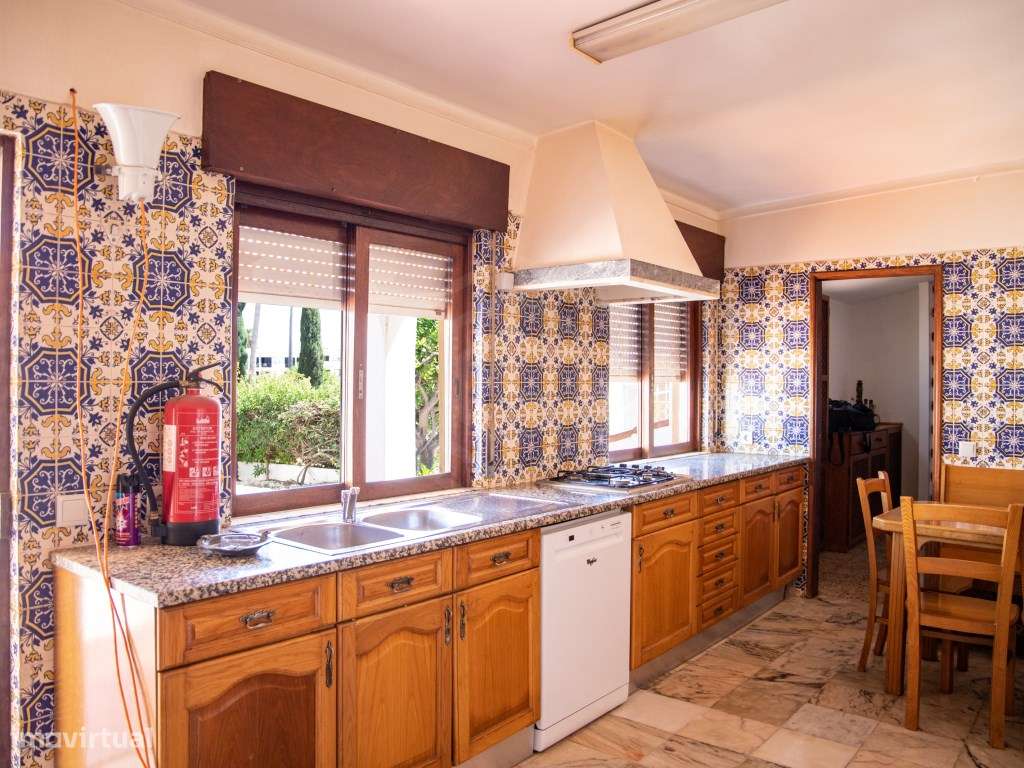 Moradia isolada com localização privilegiada a 500 metros da Praia ... - Grande imagem: 2/60