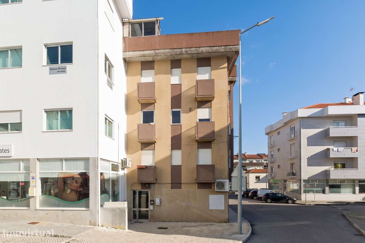Apartamento T3 com garagem em Oliveira do Bairro-0