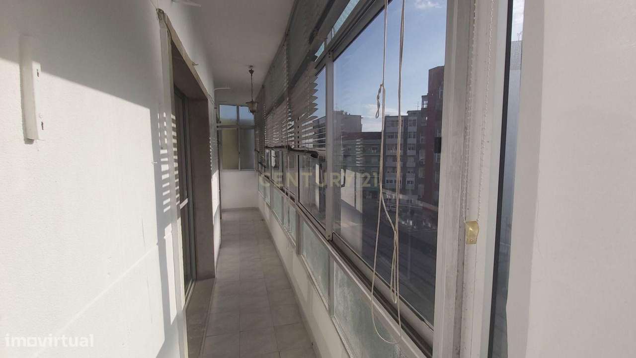 Apartamento T2 em Almada na Av. Nuno Alvares Pereira.-8