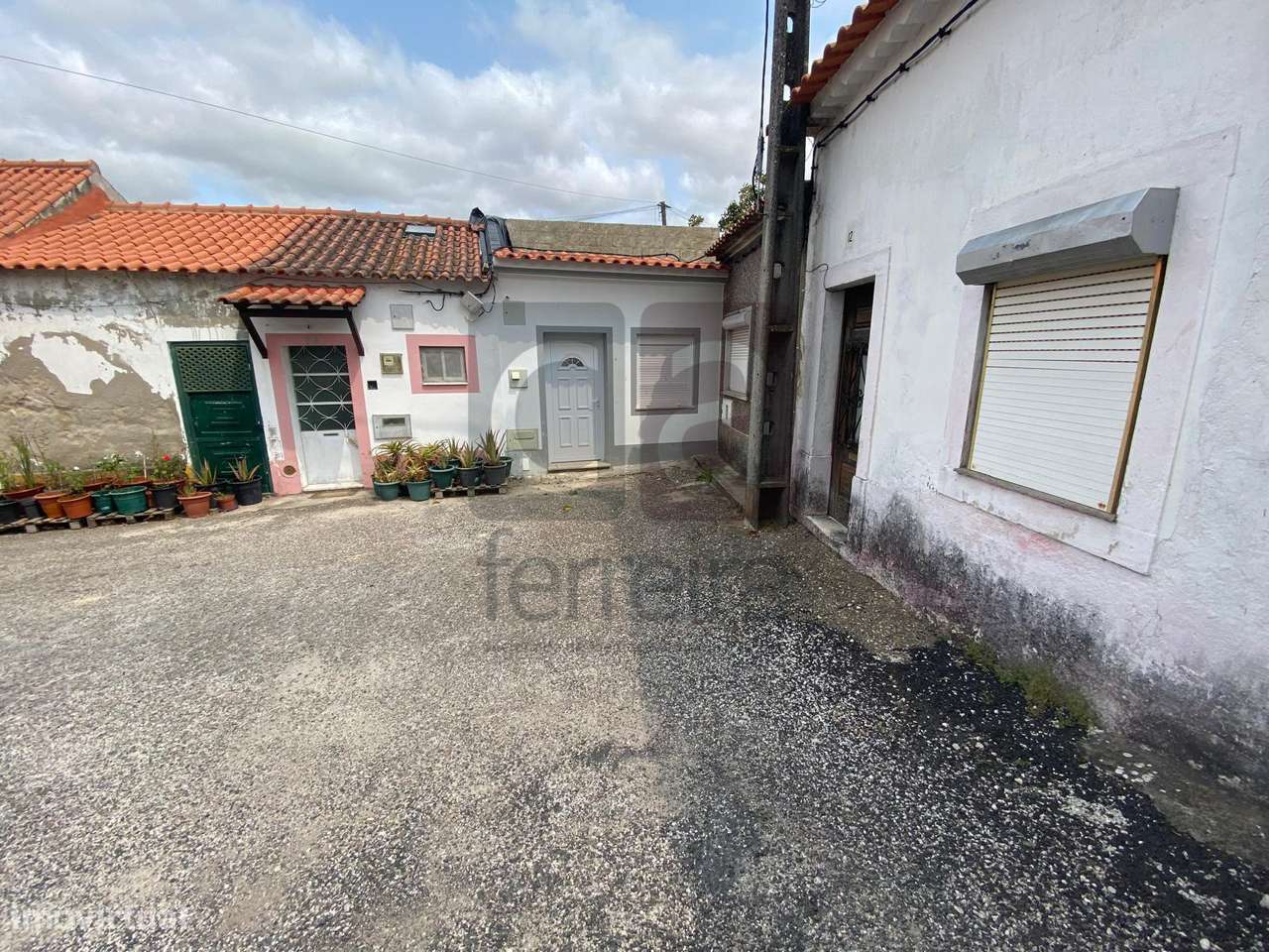 Moradia térrea no centro de Alcanhões para recuperar-1