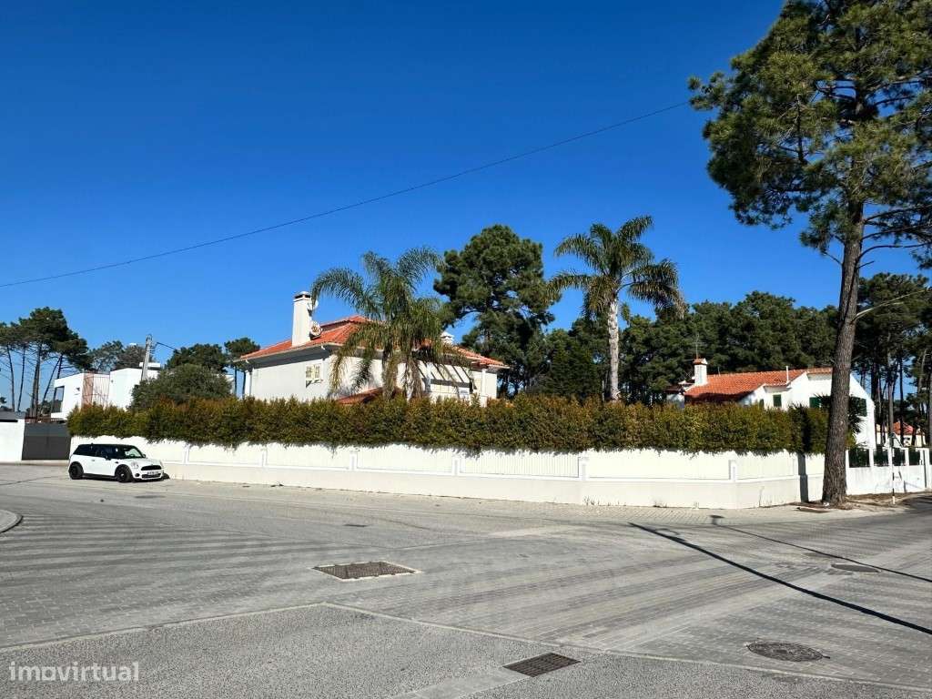 Vende-se Moradia V5 na Aroeira - Almada-26