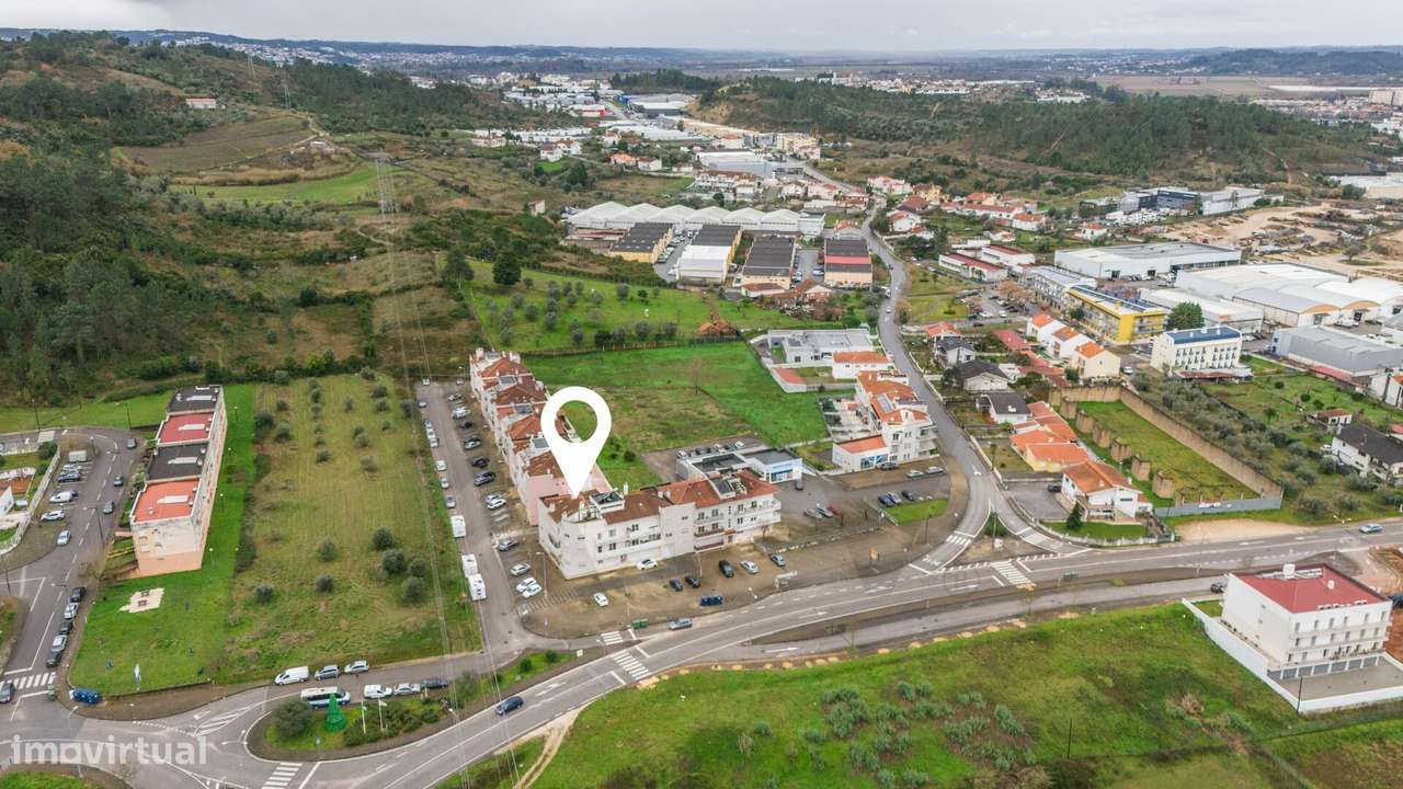 T2 com sala de  33 m2,  2 casas de banho em Eiras | Excelente Estado | - Grande imagem: 2/25