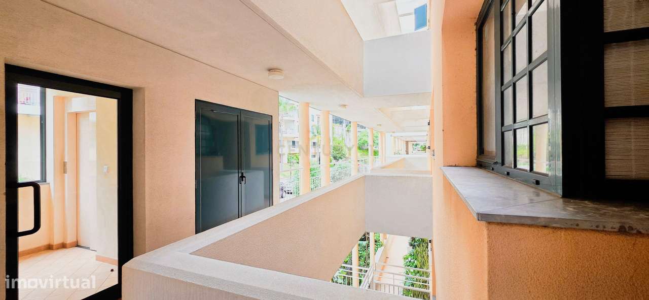 Apartamento T2 Renovado em Santo António-11